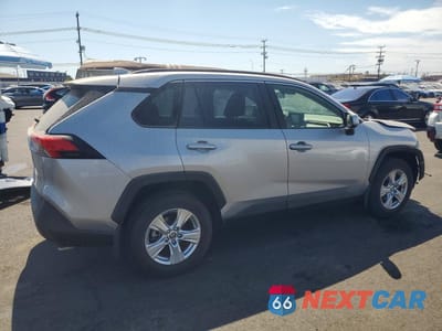 Trzecie zdjęcie samochodu z tyłu: 2020 TOYOTA RAV4 XLE VIN:JTMW1RFV5LJ020726 - miniatura
