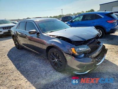 Czwarte zdjęcie samochodu z boku: 2018 CHRYSLER 300 TOURING VIN:2C3CCARG0JH292292 - miniatura