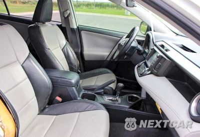 Piąte zdjęcie samochodu w środku: 2017 TOYOTA RAV4 HYBRID XLE VIN:JTMRJREV3HD104354 - miniatura