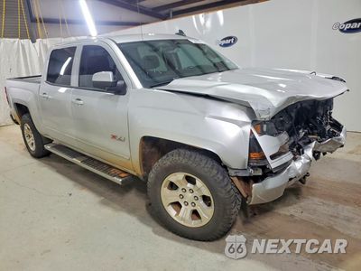 Czwarte zdjęcie samochodu z boku: 2018 CHEVROLET SILVERADO K1500 LT VIN:3GCUKREC4JG556280 - miniatura