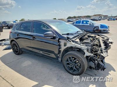 Czwarte zdjęcie samochodu z boku: 2018 HYUNDAI ELANTRA GT BASE VIN:KMHH35LE3JU019260 - miniatura
