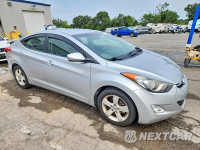 Czwarte zdjęcie samochodu z boku: 2013 HYUNDAI ELANTRA GLS VIN:5NPDH4AE6DH155883 - miniatura