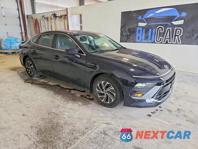 Czwarte zdjęcie samochodu z boku: 2026 HYUNDAI SONATA HYBRID BLUE VIN:KMHL24JJ2TA162096 - miniatura