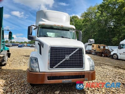 Piąte zdjęcie samochodu w środku: 2017 VOLVO VNL SEMI TRUCK VIN:4V4N39TG5HN977454 - miniatura