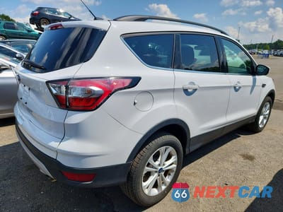 Trzecie zdjęcie samochodu z tyłu: 2018 FORD ESCAPE SE VIN:1FMCU9GD7JUD06312 - miniatura