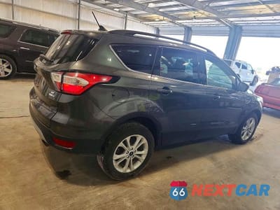 Trzecie zdjęcie samochodu z tyłu: 2018 FORD ESCAPE SE VIN:1FMCU9GD4JUB43196 - miniatura