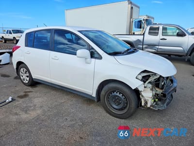 Czwarte zdjęcie samochodu z boku: 2009 NISSAN VERSA 1.8 S VIN:3N1BC13EX9L386068 - miniatura