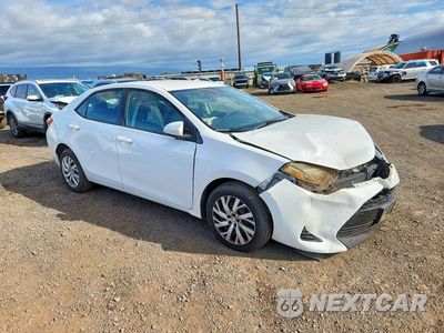Czwarte zdjęcie samochodu z boku: 2018 TOYOTA COROLLA L VIN:5YFBURHE6JP773290 - miniatura