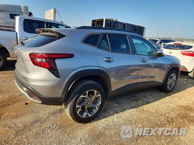 Trzecie zdjęcie samochodu z tyłu: 2025 CHEVROLET TRAX 1LT VIN:KL77LHEP6SC244194 - miniatura