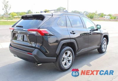 Trzecie zdjęcie samochodu z tyłu: 2025 TOYOTA RAV4 XLE VIN:2T3P1RFV4SC550580 - miniatura