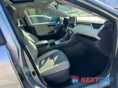 Piąte zdjęcie samochodu w środku: 2025 TOYOTA RAV4 HYBRID XLE VIN:4T3RWRFV2SU201815 - miniatura