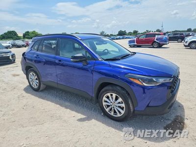 Czwarte zdjęcie samochodu z boku: 2025 TOYOTA COROLLA CROSS LE VIN:7MUBAAAG1SV130513 - miniatura