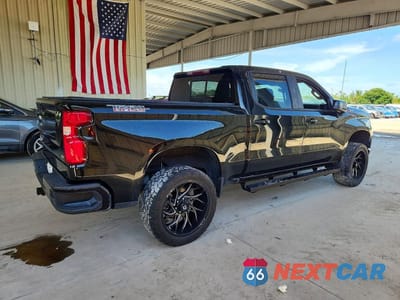 Trzecie zdjęcie samochodu z tyłu: 2022 CHEVROLET SILVERADO K1500 LT TRAIL BOSS VIN:3GCUDFET4NG567102 - miniatura