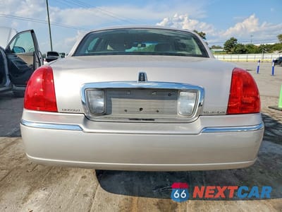 Zdjęcie 6 z 12 samochodu: 2011 LINCOLN TOWN CAR SIGNATURE LIMITED VIN:2LNBL8CV9BX759123 - miniatura