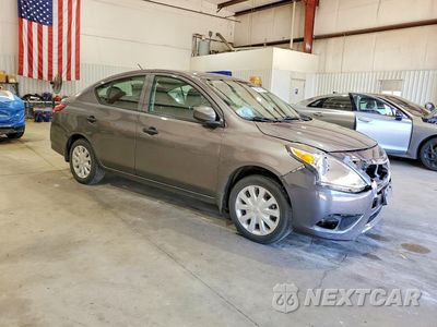 Czwarte zdjęcie samochodu z boku: 2018 NISSAN VERSA S VIN:3N1CN7AP7JL828105 - miniatura