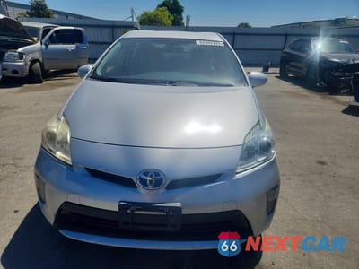 Piąte zdjęcie samochodu w środku: 2014 TOYOTA PRIUS TWO VIN:JTDKN3DU1E1800557 - miniatura