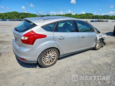 Trzecie zdjęcie samochodu z tyłu: 2014 FORD FOCUS TITANIUM VIN:1FADP3N24EL409932 - miniatura