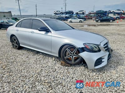 Czwarte zdjęcie samochodu z boku: 2018 MERCEDES-BENZ E 300 4MATIC VIN:WDDZF4KB3JA343964 - miniatura