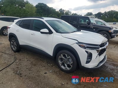 Czwarte zdjęcie samochodu z boku: 2025 CHEVROLET TRAX 1LT VIN:KL77LHEP4SC232299 - miniatura