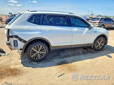 Trzecie zdjęcie samochodu z tyłu: 2018 VOLKSWAGEN TIGUAN SE VIN:3VV2B7AX0JM067673 - miniatura