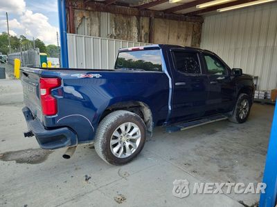 Trzecie zdjęcie samochodu z tyłu: 2020 CHEVROLET SILVERADO K1500 CUSTOM VIN:1GCPYBEH7LZ121142 - miniatura