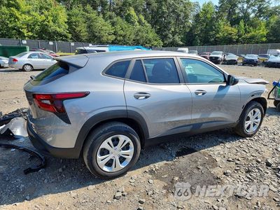Trzecie zdjęcie samochodu z tyłu: 2025 CHEVROLET TRAX LS VIN:KL77LFEP2SC277116 - miniatura