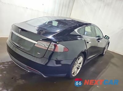 Czwarte zdjęcie samochodu z boku: 2015 TESLA MODEL S 85 VIN:5YJSA1H1XFFP78583 - miniatura