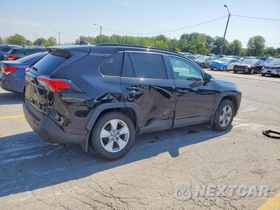 Trzecie zdjęcie samochodu z tyłu: 2021 TOYOTA RAV4 XLE VIN:2T3W1RFVXMC111155 - miniatura