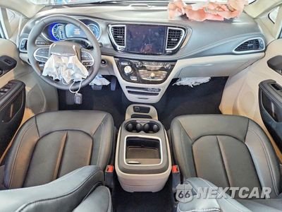Zdjęcie 8 z 14 samochodu: 2024 CHRYSLER PACIFICA HYBRID SELECT VIN:2C4RC1S79RR137570 - miniatura