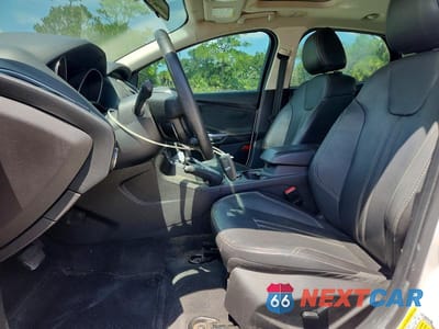 Zdjęcie 7 z 12 samochodu: 2014 FORD FOCUS TITANIUM VIN:1FADP3J21EL240653 - miniatura