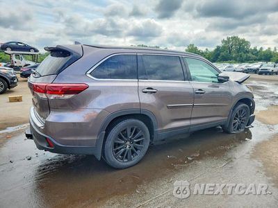 Trzecie zdjęcie samochodu z tyłu: 2019 TOYOTA HIGHLANDER SE VIN:5TDJZRFH9KS572440 - miniatura