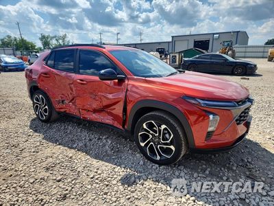 Czwarte zdjęcie samochodu z boku: 2024 CHEVROLET TRAX 2RS VIN:KL77LJE25RC186276 - miniatura