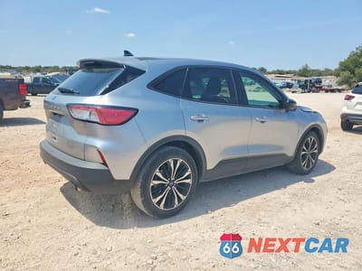 Trzecie zdjęcie samochodu z tyłu: 2021 FORD ESCAPE SE VIN:1FMCU0G64MUA92915 - miniatura