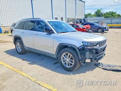 Czwarte zdjęcie samochodu z boku: 2025 JEEP GRAND CHEROKEE LAREDO VIN:1C4RJHAG8SC336219 - miniatura