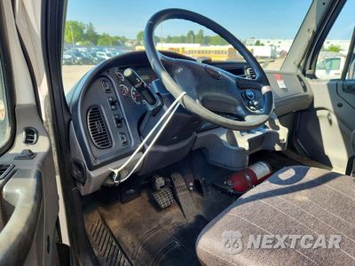 Zdjęcie 8 z 12 samochodu: 2012 FREIGHTLINER BUSINESS CLASS M2 BOX TRUCK VIN:1FVACXDT3CHBM7113 - miniatura