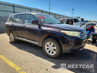 Czwarte zdjęcie samochodu z boku: 2013 TOYOTA HIGHLANDER BASE VIN:5TDBK3EH9DS207377 - miniatura