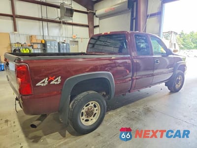 Trzecie zdjęcie samochodu z tyłu: 2003 CHEVROLET SILVERADO K2500 HEAVY DUTY VIN:1GCHK29U73E344625 - miniatura