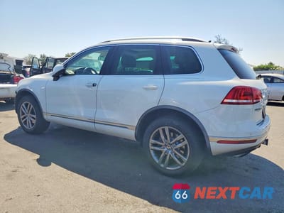 Drugie zdjęcie samochodu z przodu: 2015 VOLKSWAGEN TOUAREG V6 VIN:WVGEF9BP8FD006290 - miniatura
