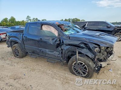 Czwarte zdjęcie samochodu z boku: 2024 TOYOTA TACOMA TRD SPORT VIN:3TYLB5JN0RT032802 - miniatura