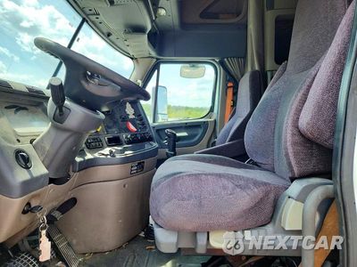 Zdjęcie 7 z 14 samochodu: 2013 FREIGHTLINER CASCADIA SEMI TRUCK VIN:1FUJGLBG7DLFH6143 - miniatura