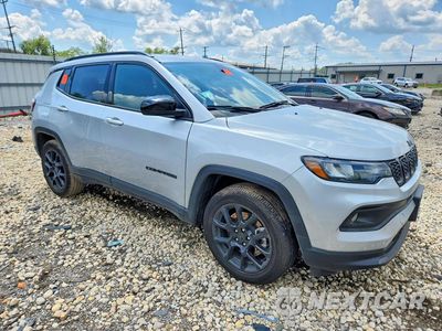 Czwarte zdjęcie samochodu z boku: 2026 JEEP COMPASS LATITUDE VIN:3C4NJDBN1TT161242 - miniatura