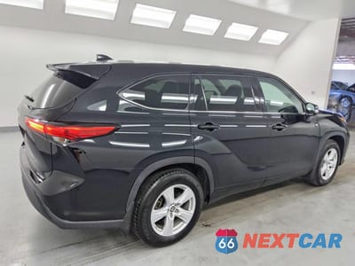 Trzecie zdjęcie samochodu z tyłu: 2021 TOYOTA HIGHLANDER LE VIN:5TDBZRBH8MS525591 - miniatura