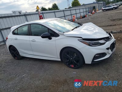 Czwarte zdjęcie samochodu z boku: 2018 CHEVROLET CRUZE LT VIN:3G1BE6SM6JS613174 - miniatura