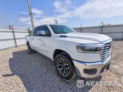 Czwarte zdjęcie samochodu z boku: 2025 RAM 1500 LARAMIE VIN:1C6SRFJP1SN603131 - miniatura