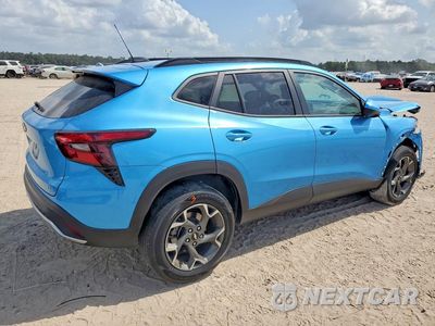Trzecie zdjęcie samochodu z tyłu: 2025 CHEVROLET TRAX 1LT VIN:KL77LHEP4SC059836 - miniatura