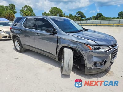 Czwarte zdjęcie samochodu z boku: 2020 CHEVROLET TRAVERSE LS VIN:1GNERFKW3LJ171329 - miniatura