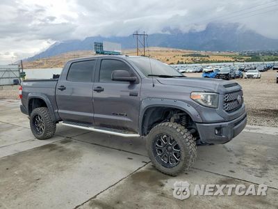Czwarte zdjęcie samochodu z boku: 2018 TOYOTA TUNDRA CREWMAX SR5 VIN:5TFDW5F14JX701453 - miniatura