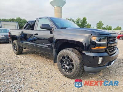 Czwarte zdjęcie samochodu z boku: 2018 CHEVROLET SILVERADO K1500 LT VIN:3GCUKREC5JG492976 - miniatura
