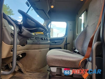 Zdjęcie 7 z 13 samochodu: 2016 FREIGHTLINER CASCADIA 113 VIN:3AKBGADV1GDHE0214 - miniatura