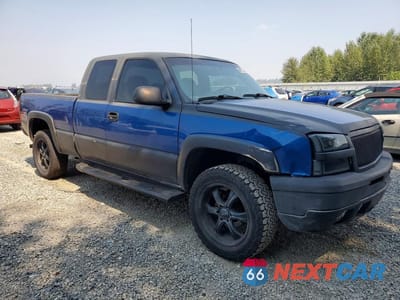 Czwarte zdjęcie samochodu z boku: 2003 CHEVROLET SILVERADO K1500 VIN:2GCEK19T031142831 - miniatura